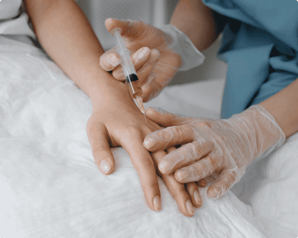 Врач делает укол пациенту